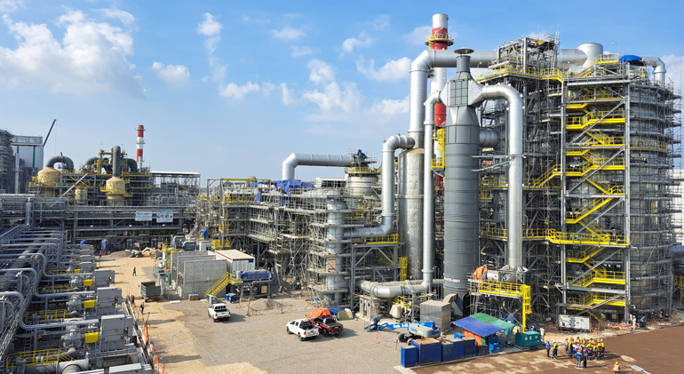 Calentador de aire industrial operando en un proceso personalizado de alta eficiencia.