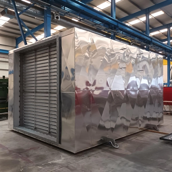 Intercambiador de calor instalado en planta para transferencia térmica eficiente en procesos industriales.