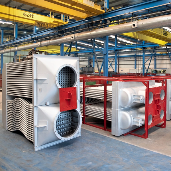 Sistema de recuperación de calor que transfiere energía de los gases de combustión al aire de proceso para ahorro energético en industria.