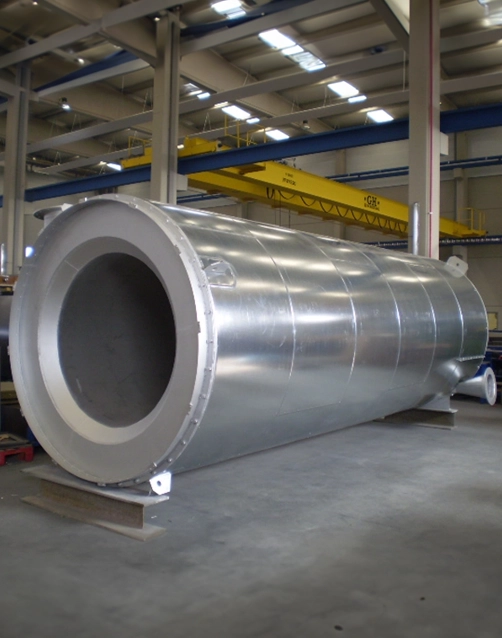 Recuperador de radiación de doble camisa de Kalfrisa en proceso de fabricación en planta industrial